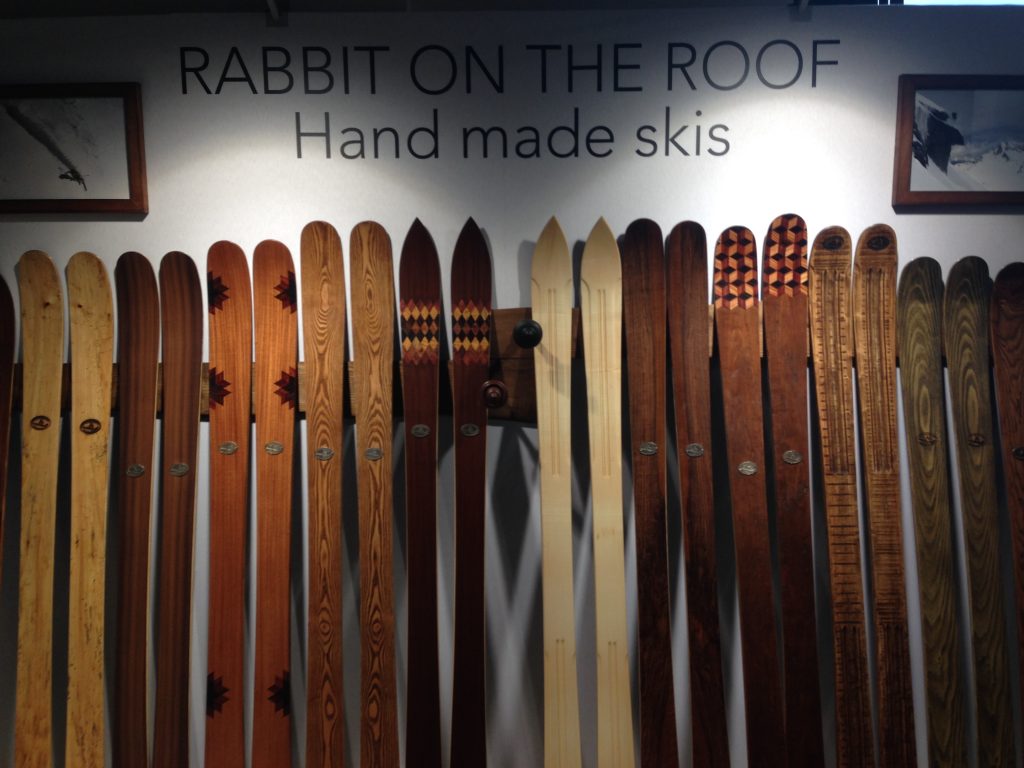 skis-rabbit-on-the-roof-les-hardis-1
