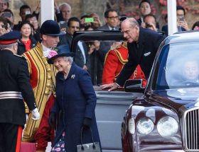 The Crown : Elizabeth II et limousines en série (2/2)