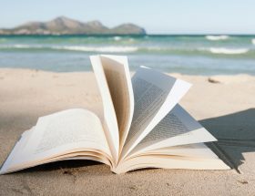 Sous les pavés, la page : 10 livres d’été à glisser dans votre valise