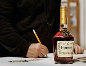 Le street artist Vhils fait bon mélange avec Hennessy
