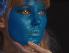 Une femme à la peau bleue