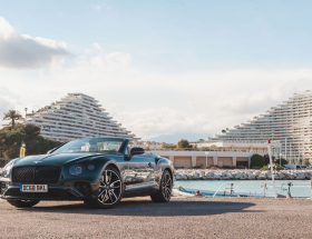 La Riviera cheveux aux vent en Bentley Continental GT Cabriolet