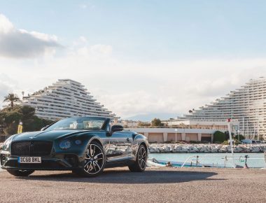 La Riviera cheveux aux vent en Bentley Continental GT Cabriolet