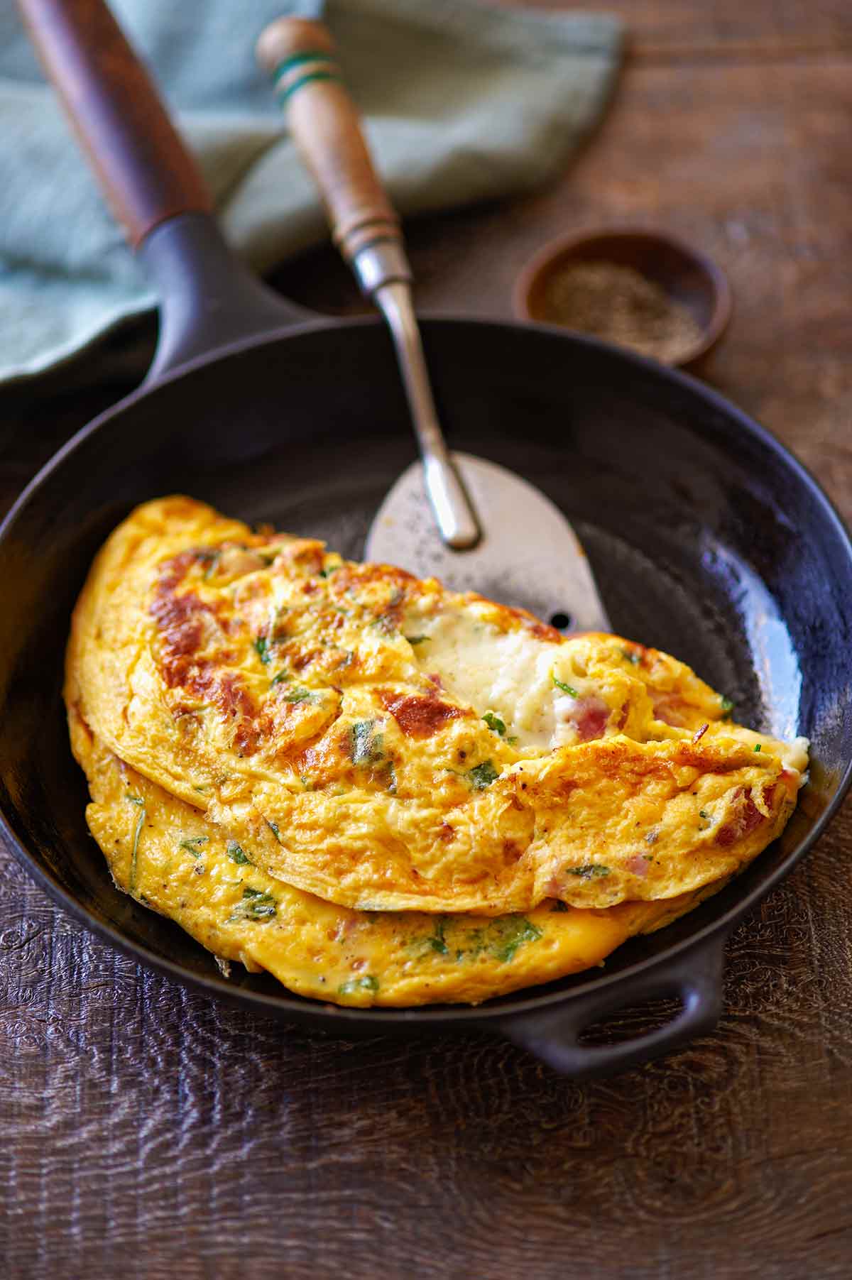 Omelette jambon-fromage