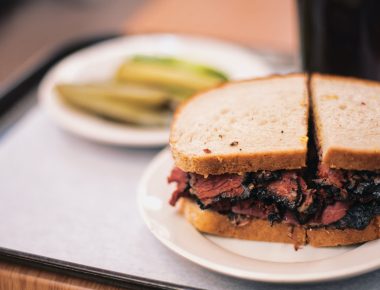 Histoire et origine du pastrami : les 5 façons de déguster un sandwich au pastrami