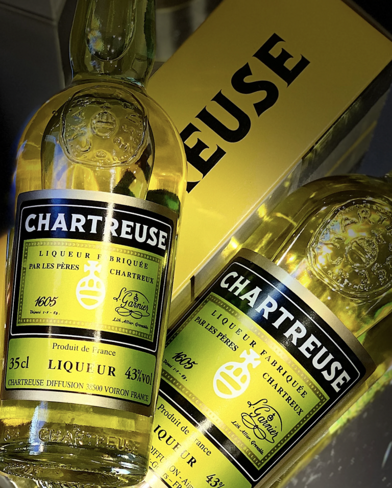 La Chartreuse verte ou jaune la liqueur et l’alcool aux 5 couleurs Les Hardis