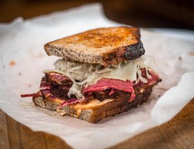 Cinq lieux emblématiques pour déguster un sandwich au pastrami