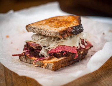 Cinq lieux emblématiques pour déguster un sandwich au pastrami