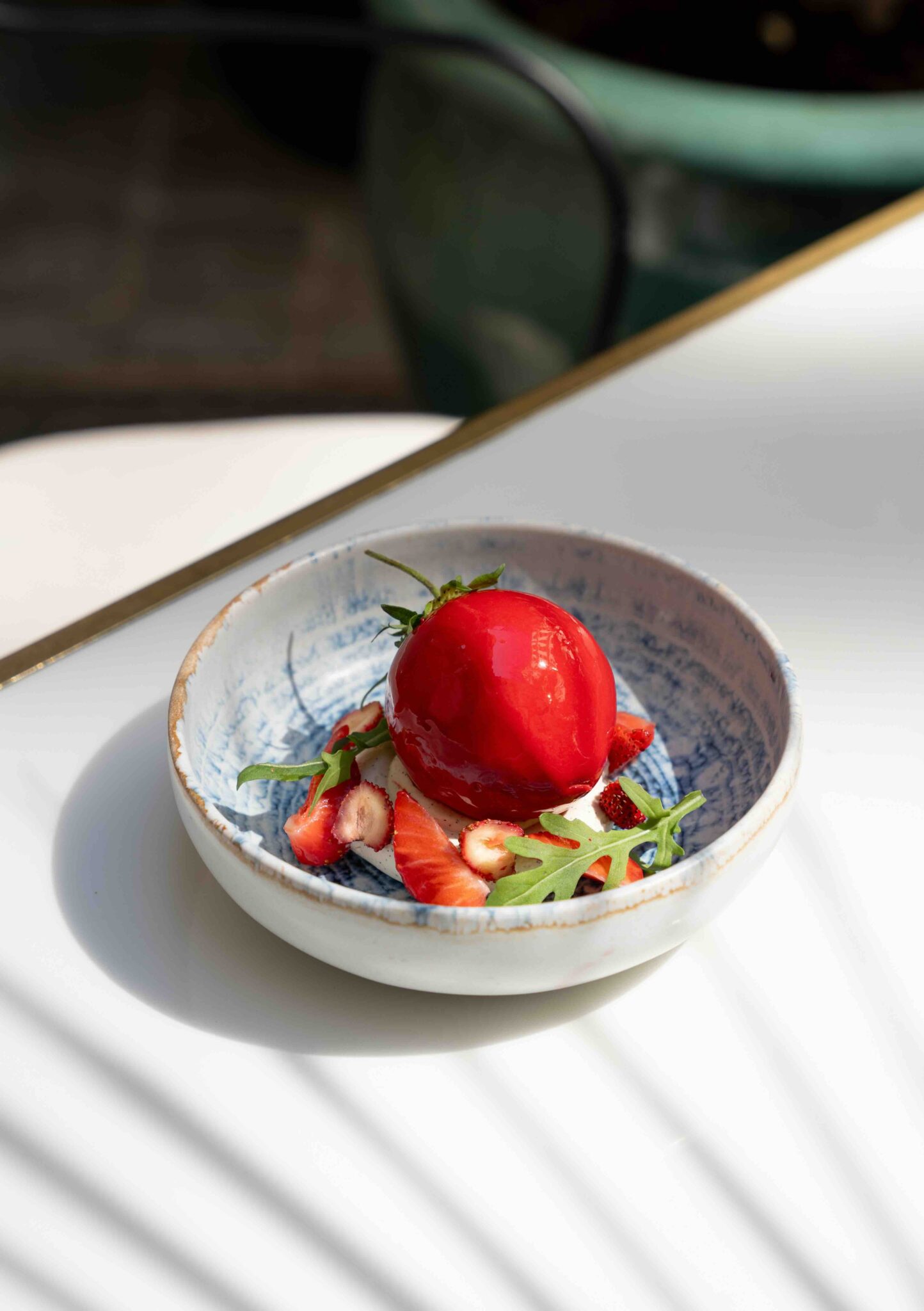 Déguster une fraise en trompe-l'œil à Maison Delano Café © Roxane Fan