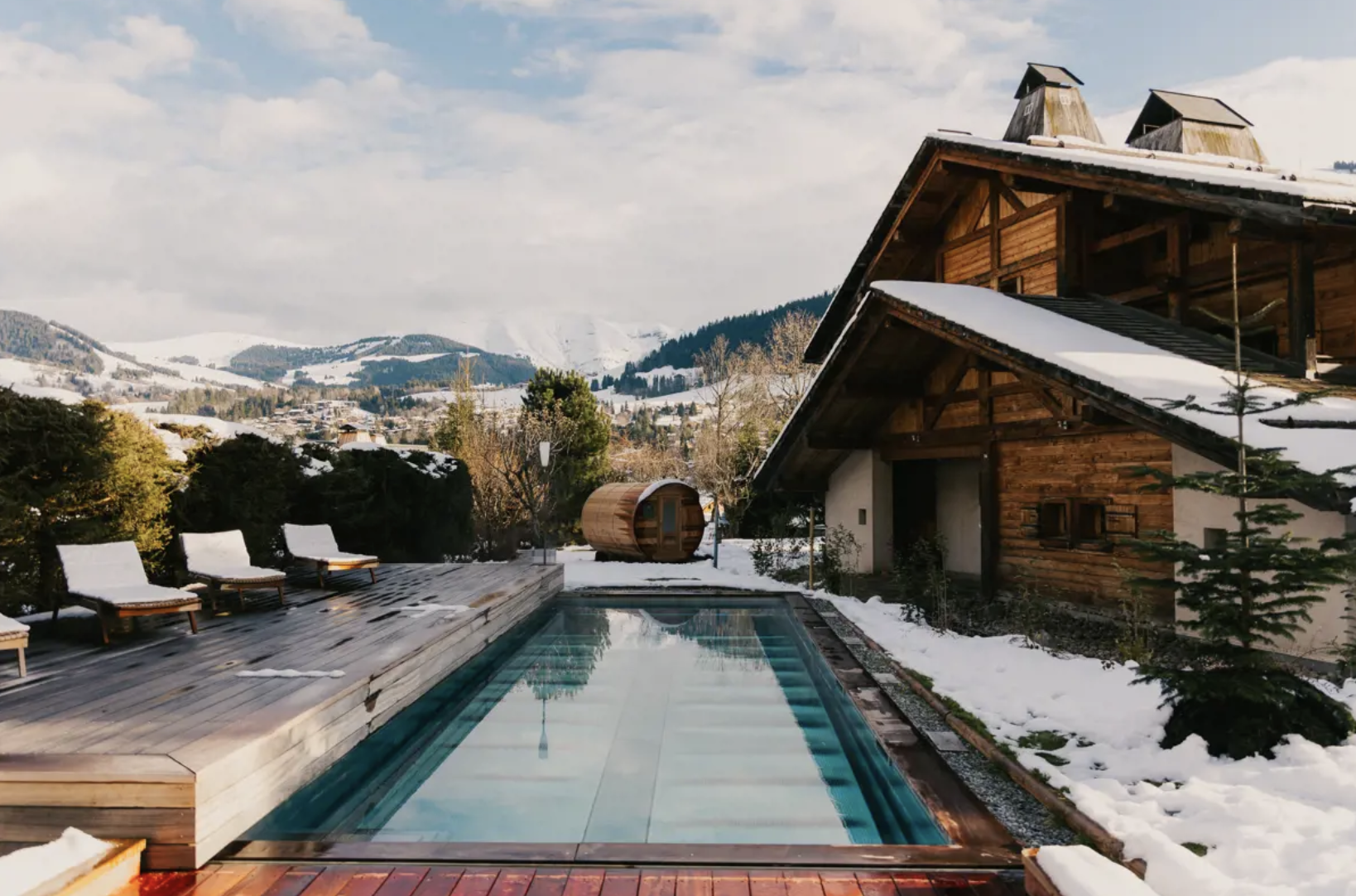 La piscine extérieure d'un des plus beaux hôtels de Megève © L'Alpaga