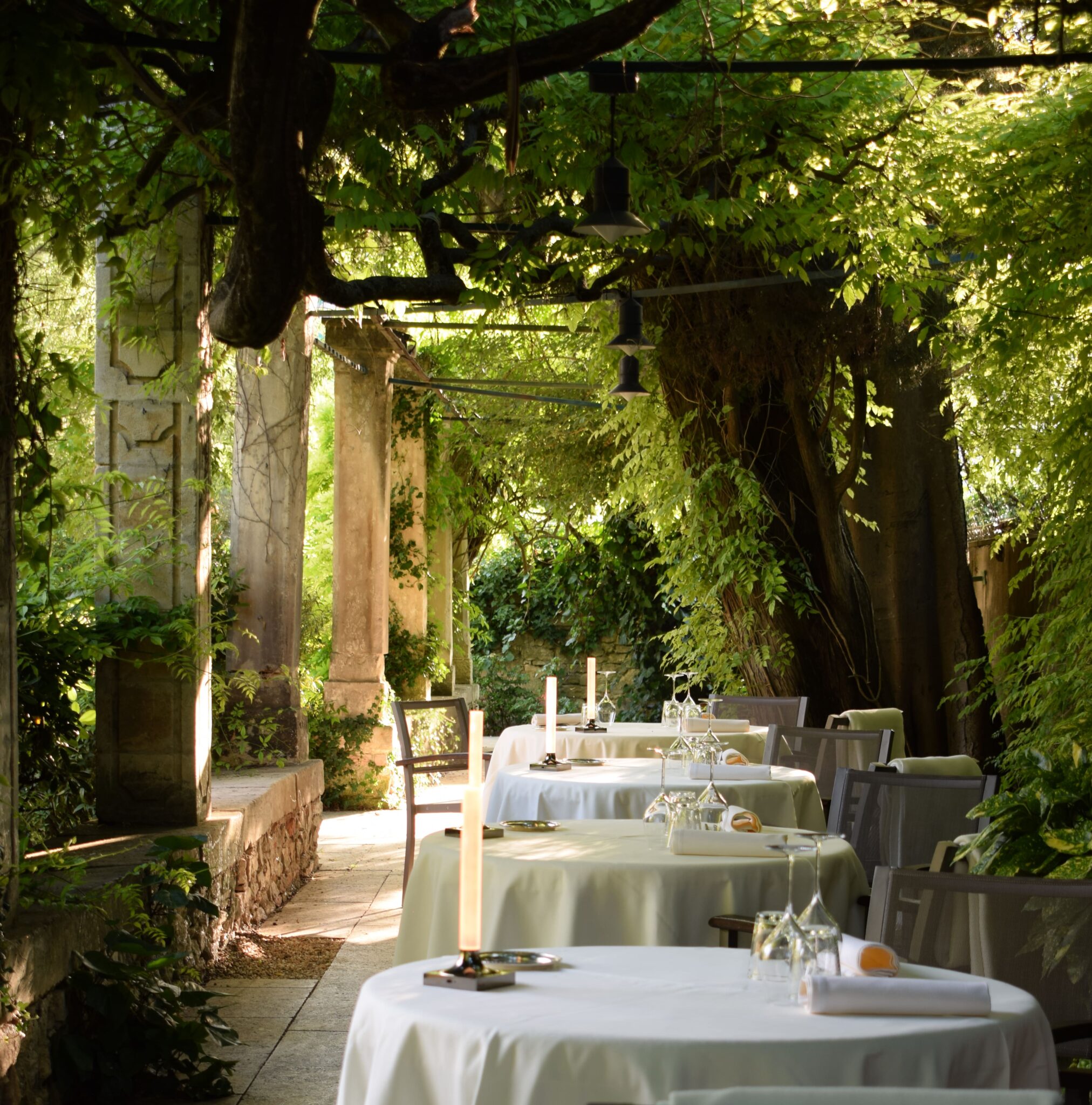 La terrasse au restaurant du chef étoilé Christophe Chiavola © Prieuré Beaumanière