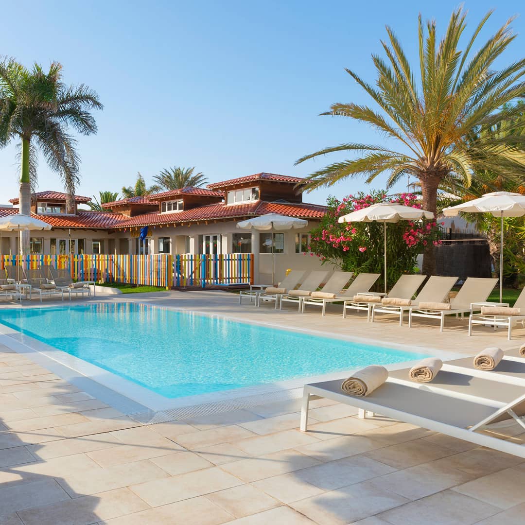 La piscine de l'hôtel de Fuerteventura © aluasuitesfuerteventura