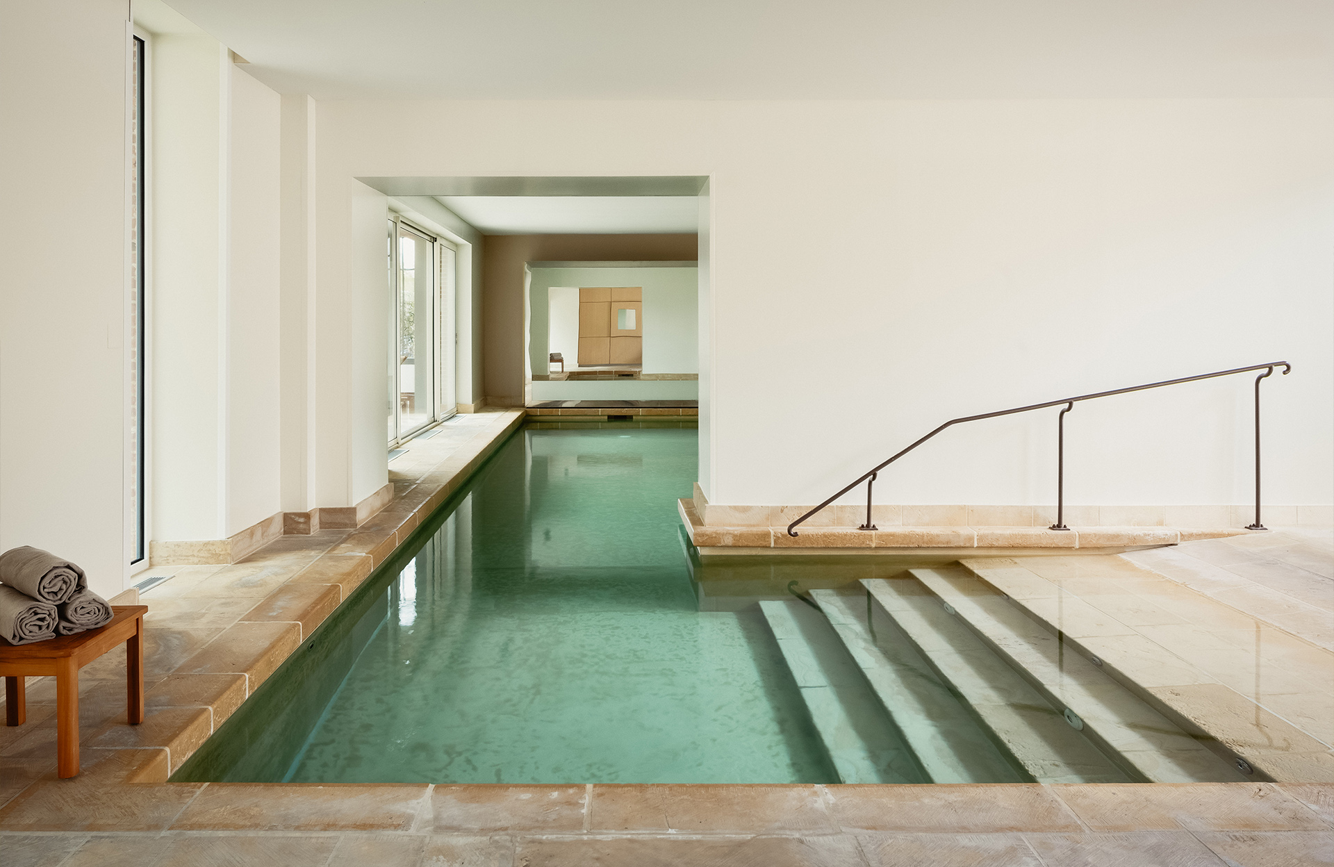 Piscine intérieure du spa du Domaine de la Bretesche