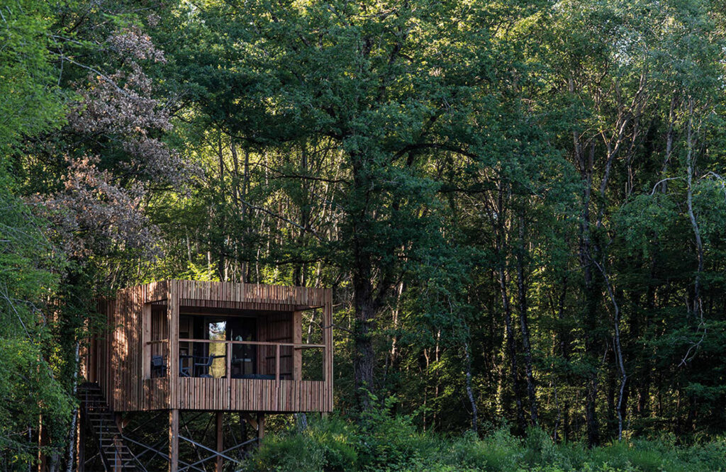 Un lodge suspendu dans les arbres appartenant à l'hôtel 5 étoiles proche de Paris le Loire Valley Lodges