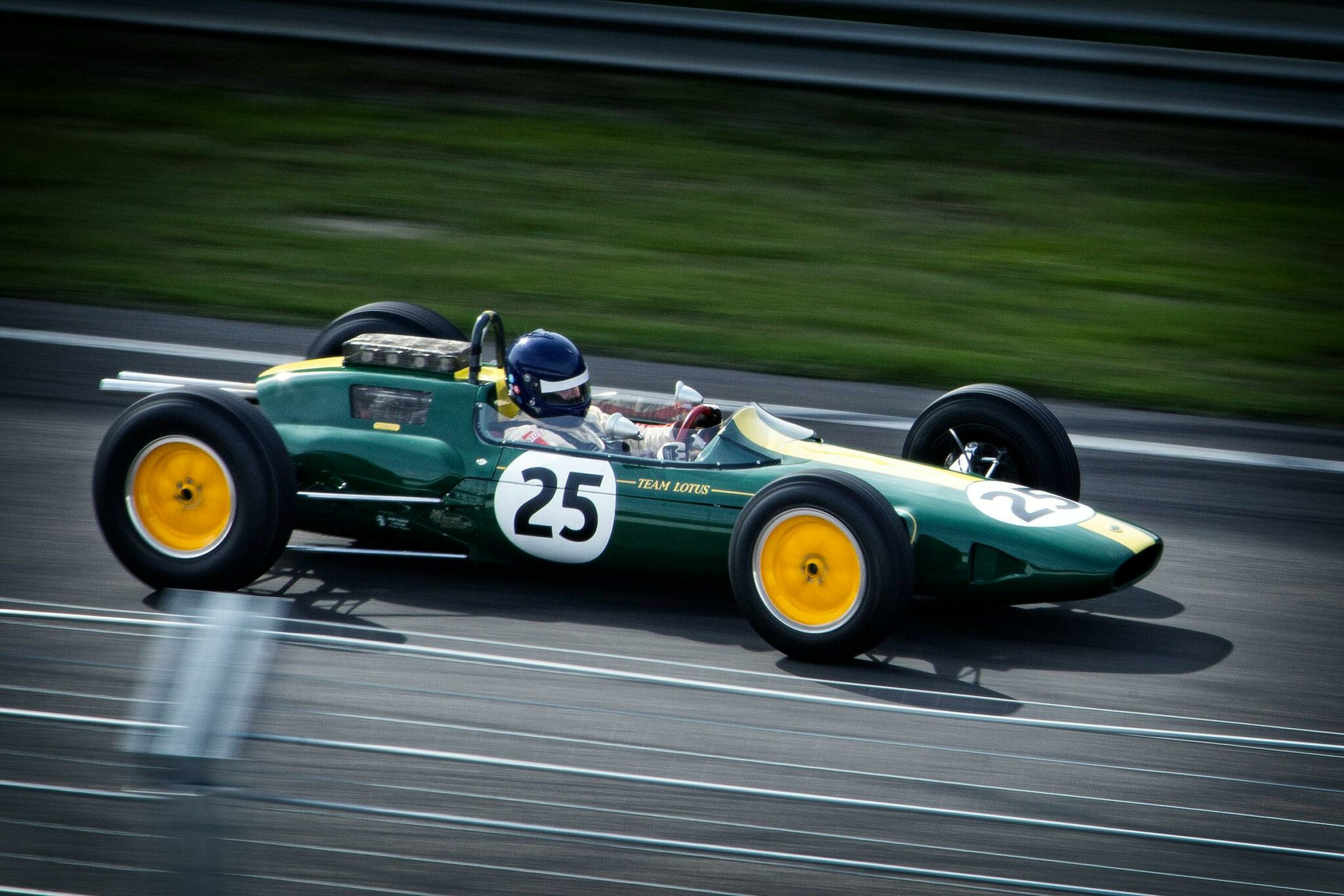 © F1