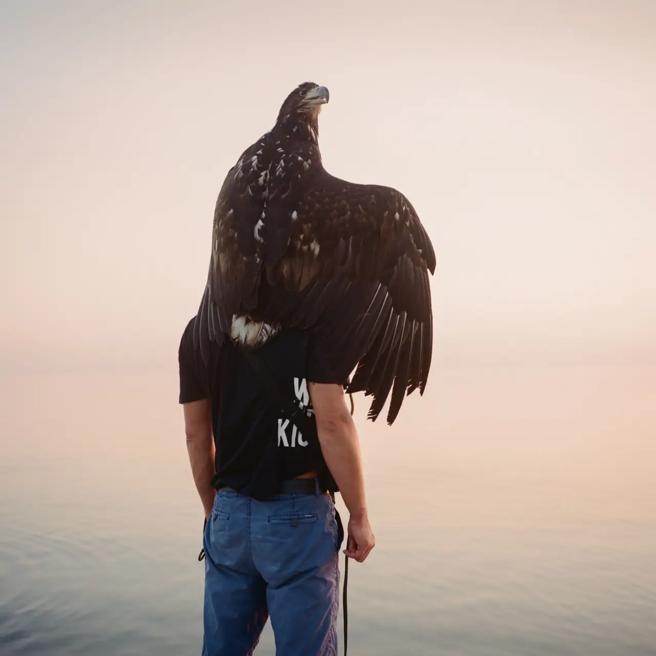 © Patrick Wack.Été 2021. Ukraine. Anatoli de Kharkiv et son aigle sur le front de mer de Berdiansk. Avec l’aimable autorisation de l’artiste.