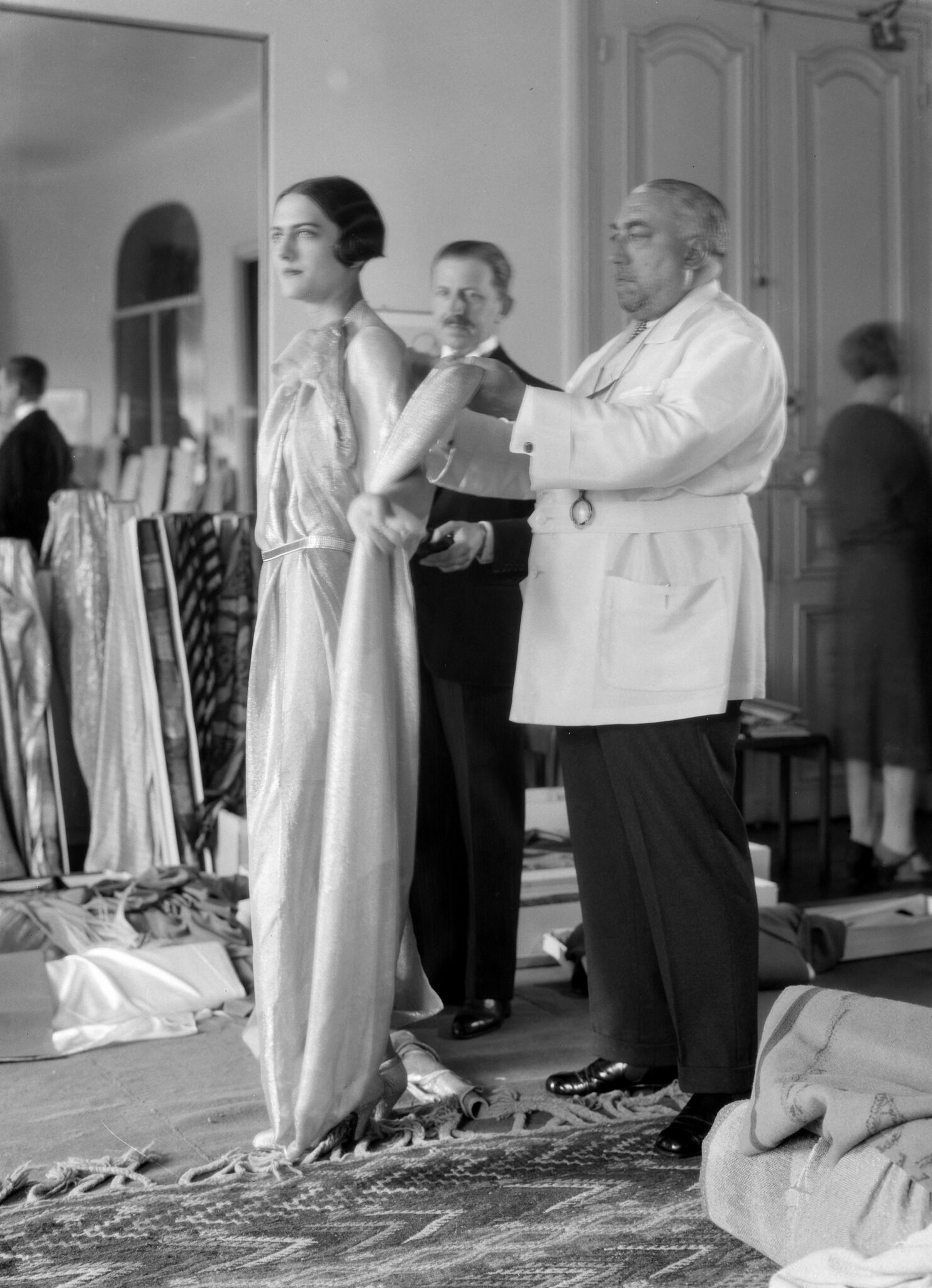 Paul Poiret, couturier français, dans sa maison de couture, avec le mannequin Renée, 1927 © Thérèse Bonney