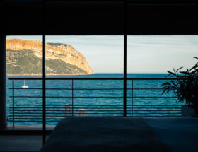 Dans les coulisses de l’hôtel Les Roches Blanches, suspendu entre ciel et mer à Cassis