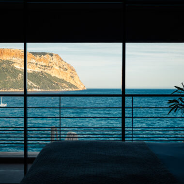 Dans les coulisses de l’hôtel Les Roches Blanches, suspendu entre ciel et mer à Cassis