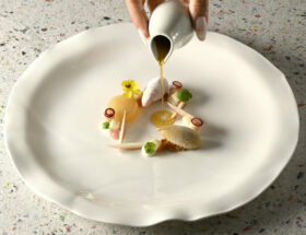 Recette de pêches blanches et sorbet du chef Vincenzo Regine au Domaine des Andéols