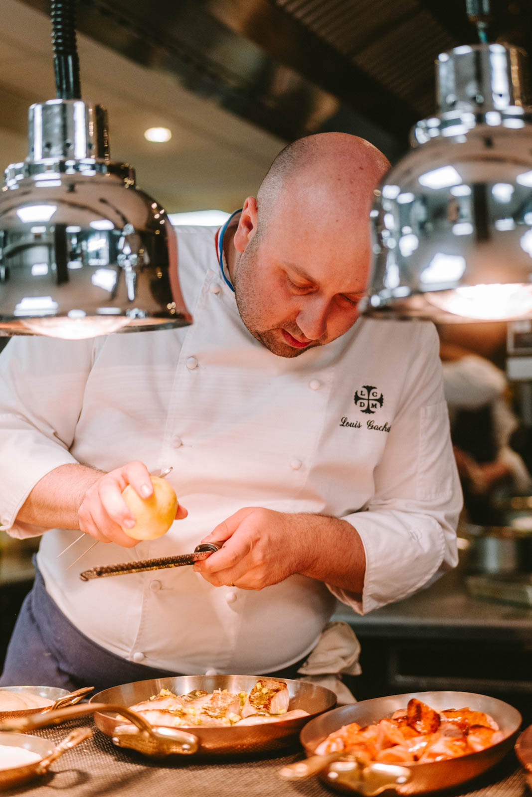 Le chef étoilé Louis Gachet en cuisine, au Couvent des Minimes, un Hôtel & Spa L'Occitane en Provence