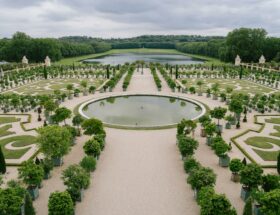 Statues bavardes et jardins reconstitués : quoi de neuf au château de Versailles ?