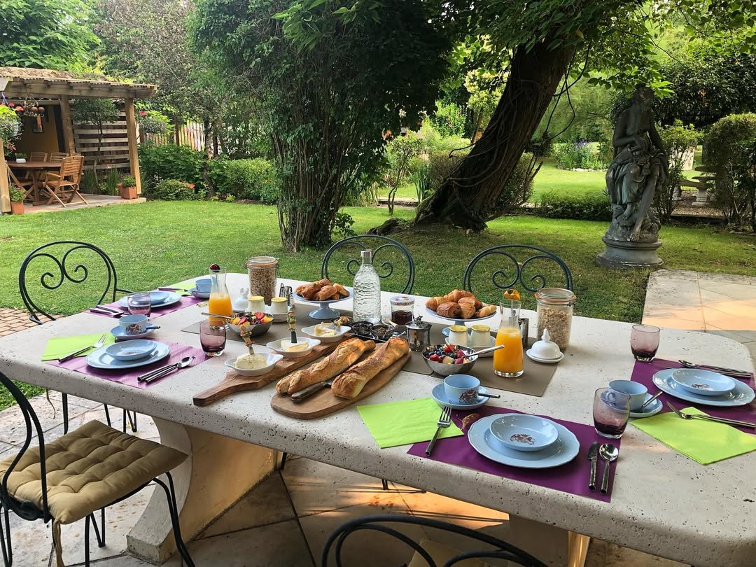 Un petit déjeuner remarquable au © Domaine des Monges