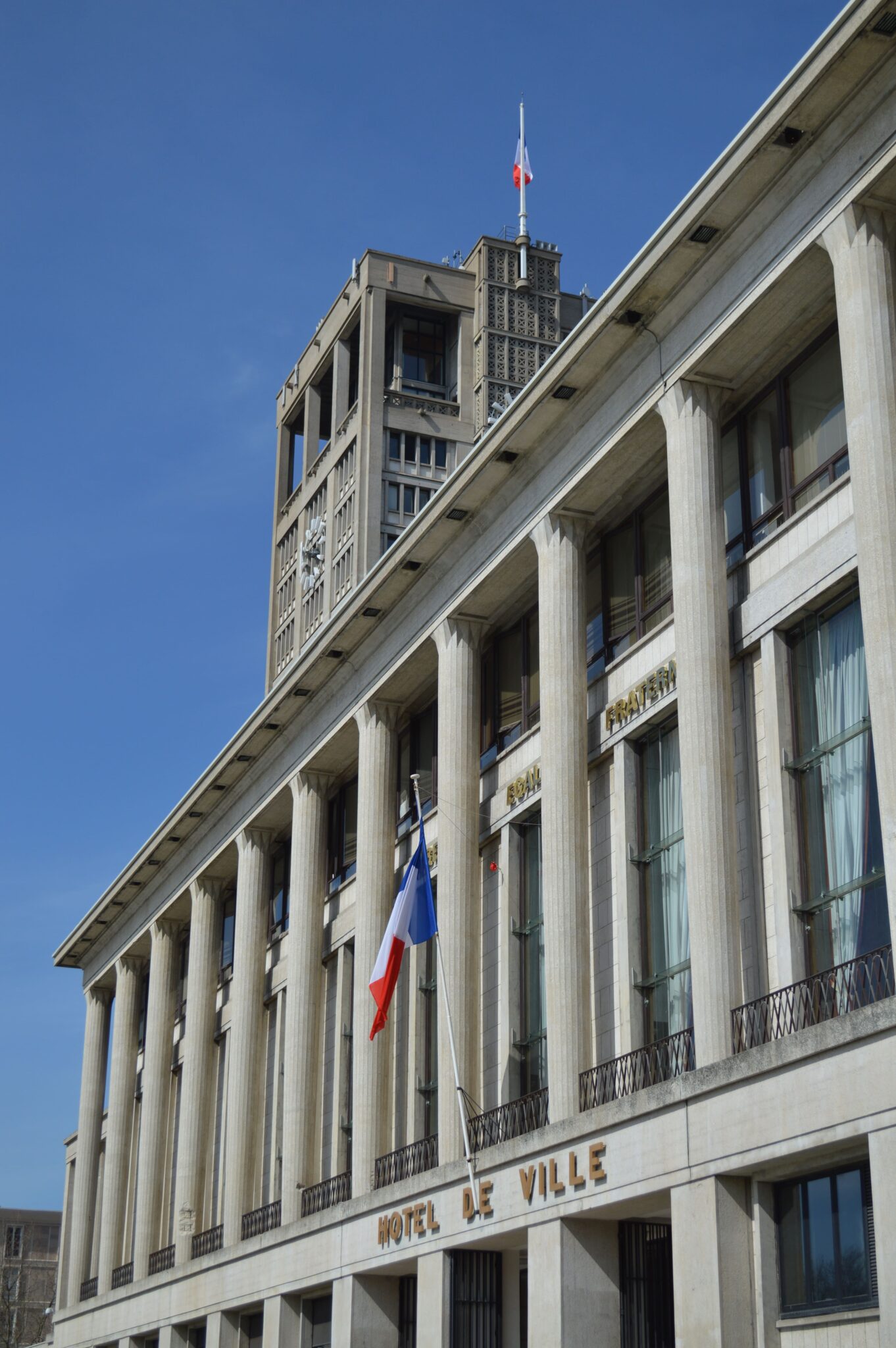 Hìtel de Ville ∏OTAH