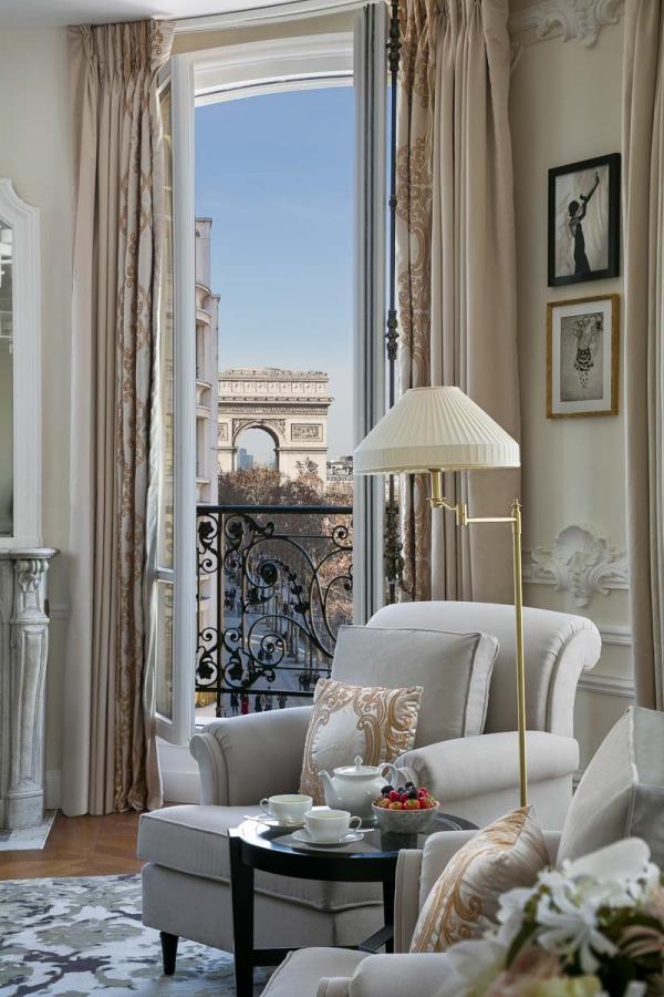 Dormir dans la suite signature Arc de Triomphe à l'hôtel Barrière le Fouquet's Paris © Fabrice Rambert