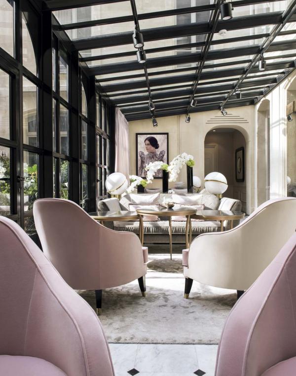 Le salon Boudoir de l'hôtel à Paris le Narcisse Blanc © Guillaume Delaubier