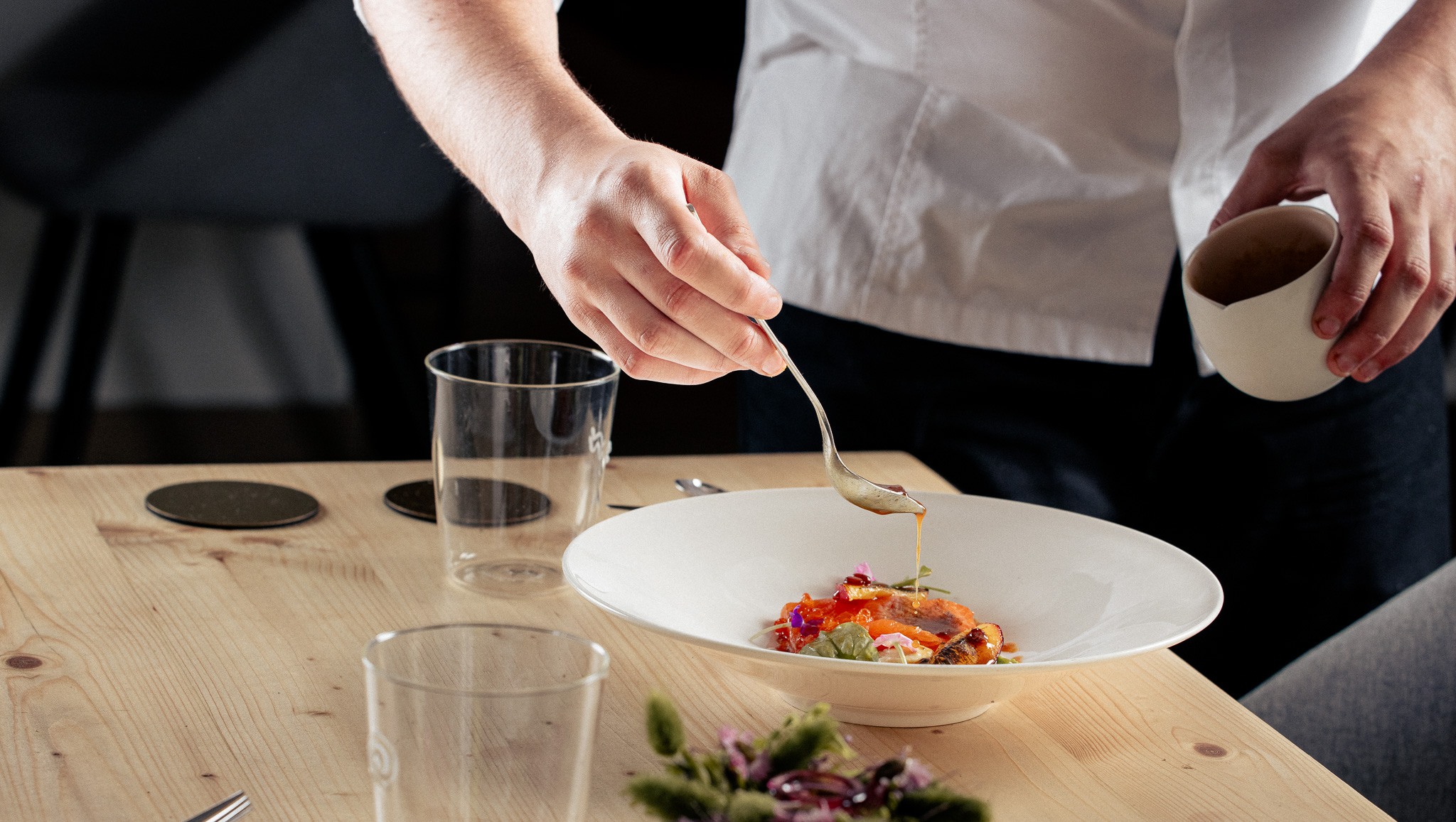 Truite mi cuite, coquelicot et sauce beurre blanc © Inima