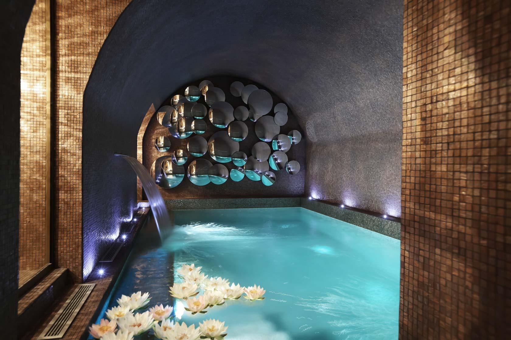 Profiter de la piscine de l'un des plus beaux hôtel de Paris pour un séjour romantique © Maison Favart