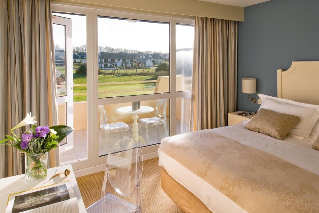 Chambre avec vue sur l'un des plux beaux golf du Morbihan © Best Western Plus Le Roi Arthur Hôtel & Spa