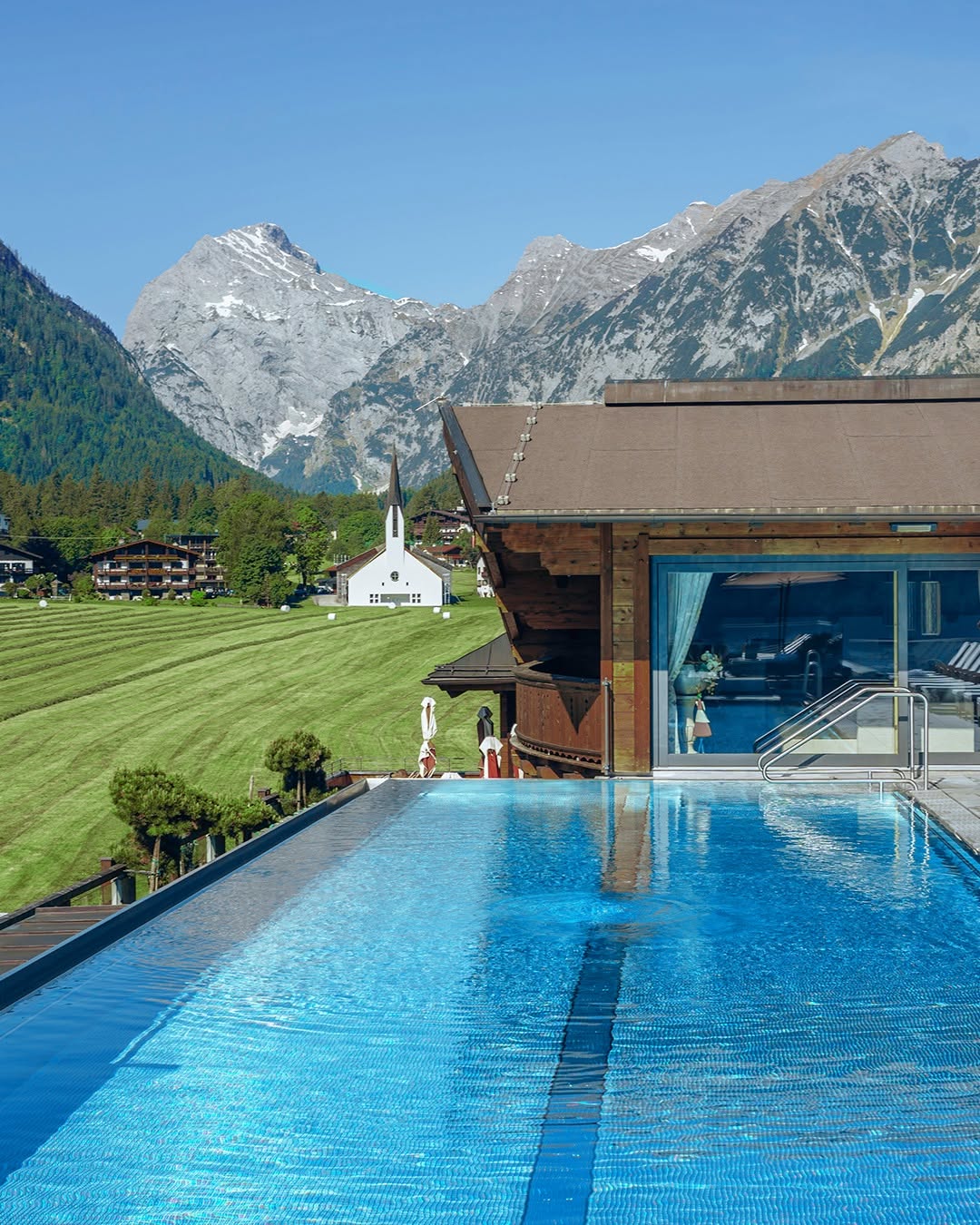 Une piscine dans le Tyrol Autrichien à l'hôtel © Das Karwendel