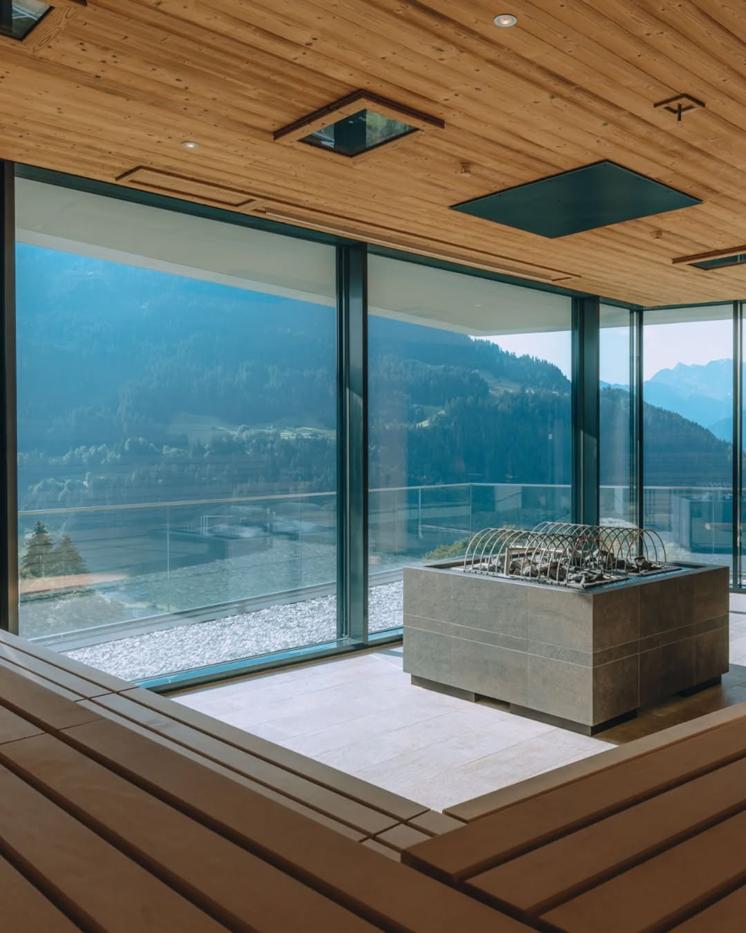 Le sauna à la vue panoramique de l'hôtel spa en Autriche © Fernblick Montafon