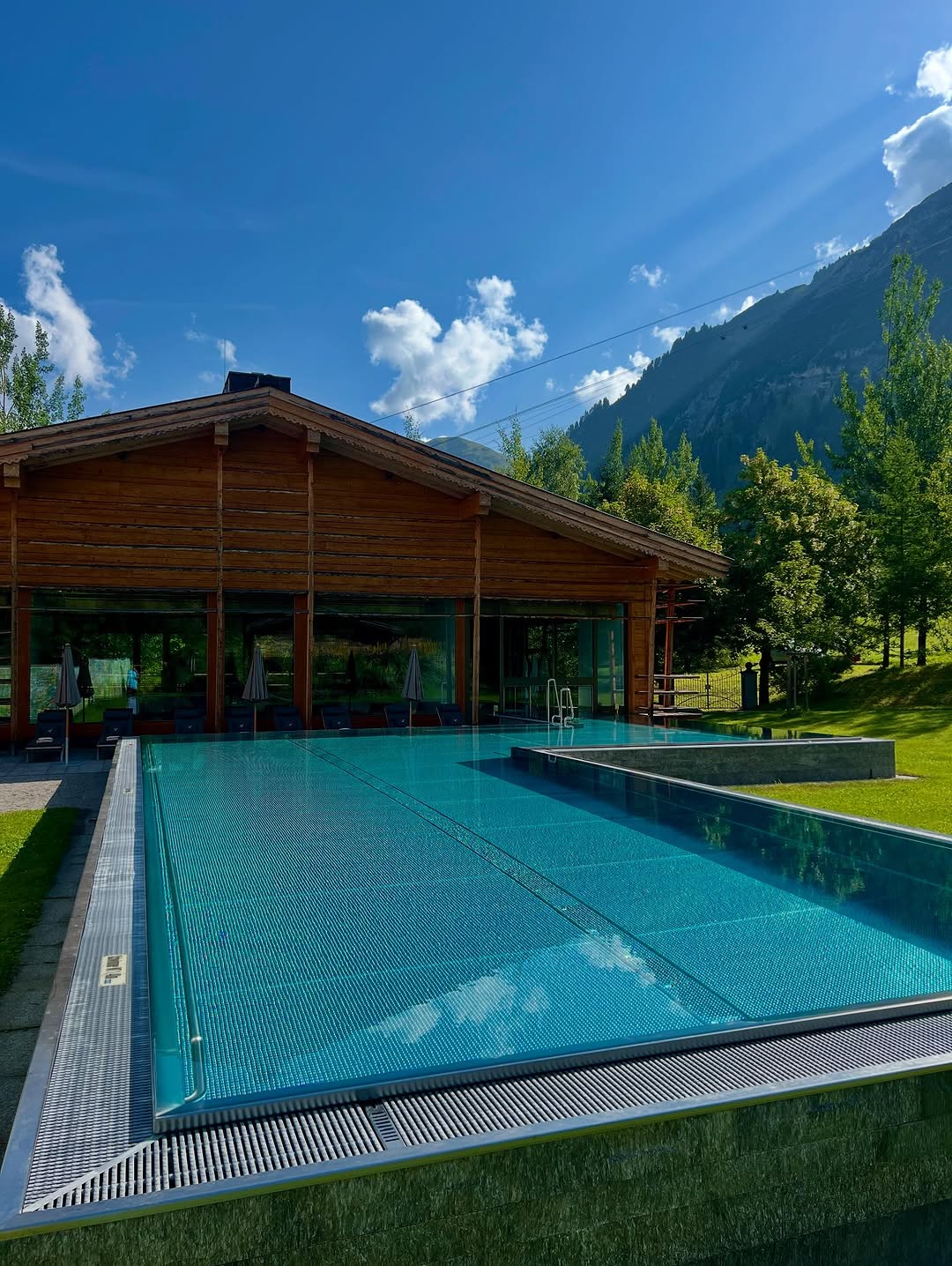 La piscine extérieur de l'hôtel et spa de luxe en Autriche © Hotel Post Lech