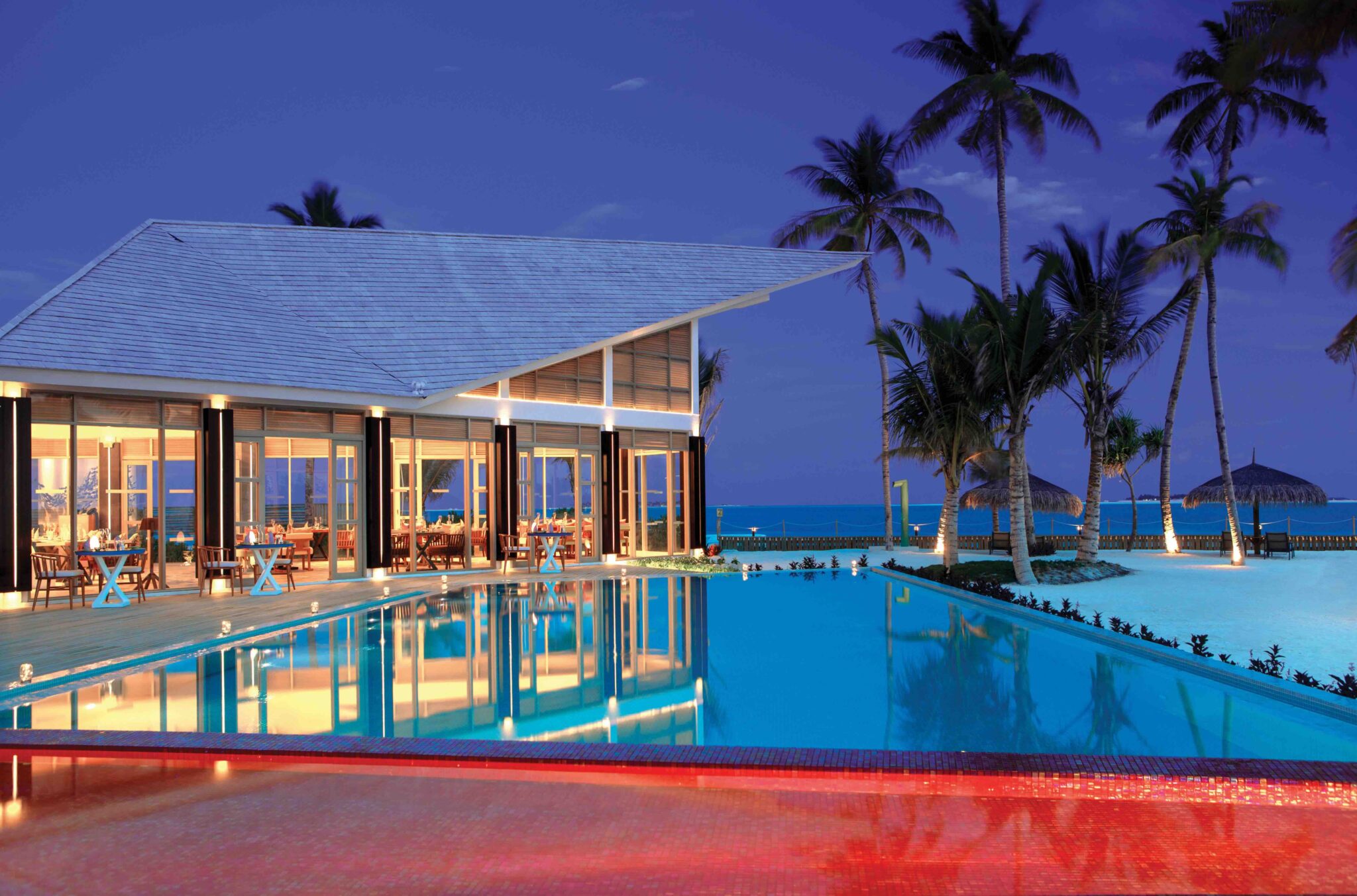 Dîner au restaurant gastronomique vue sur mer à l'hôtel des Maldives © Oblu Select Sangeli