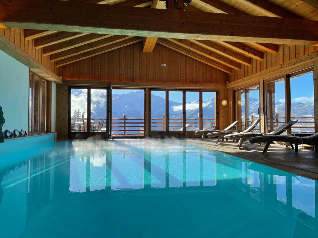 Spa avec vue sur les montagnes © Le Chalet d’Adrien 