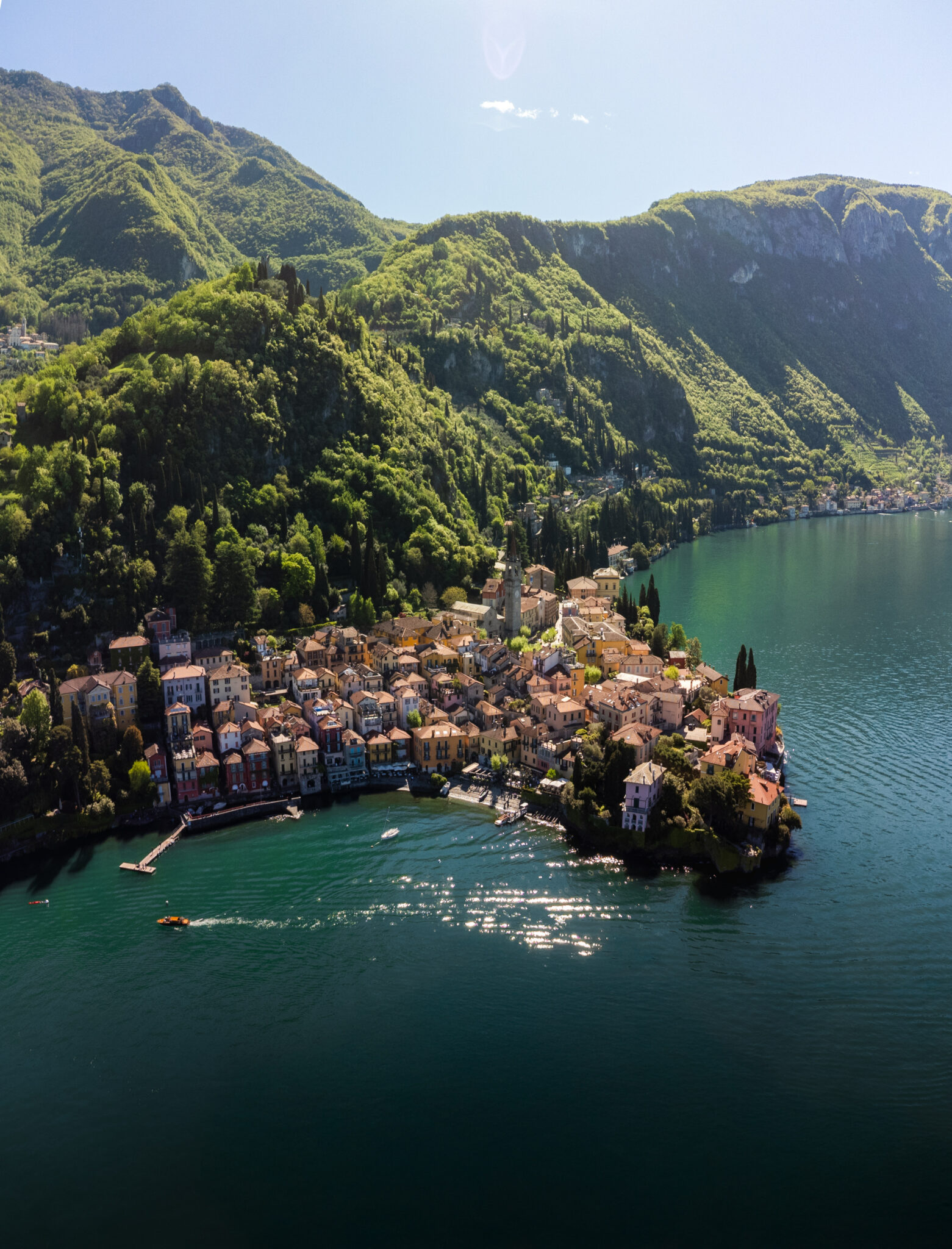 Le village de Varenna © Faire un tour de bateau avec l'hôtel de luxe au lac de Côme © Séjourner à l'hôtel au bord du lac de Côme © Grand Hotel Villa Serbelloni
