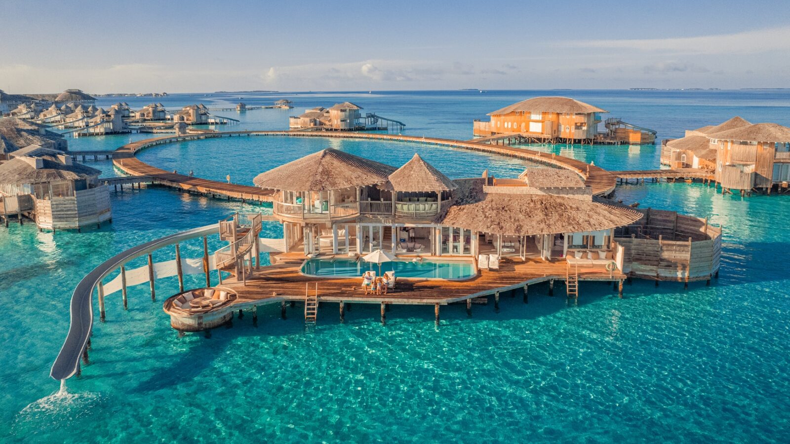 Une villa dotée d'un toboggan, idéale pour un séjour en famille © Soneva