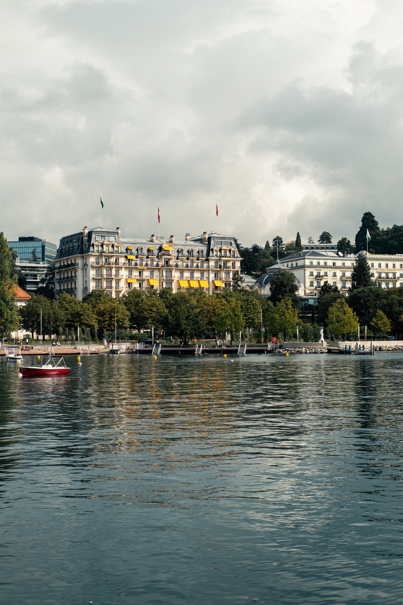 Le Beau Rivage Palace en Suisse © Mathieu Bonnevie