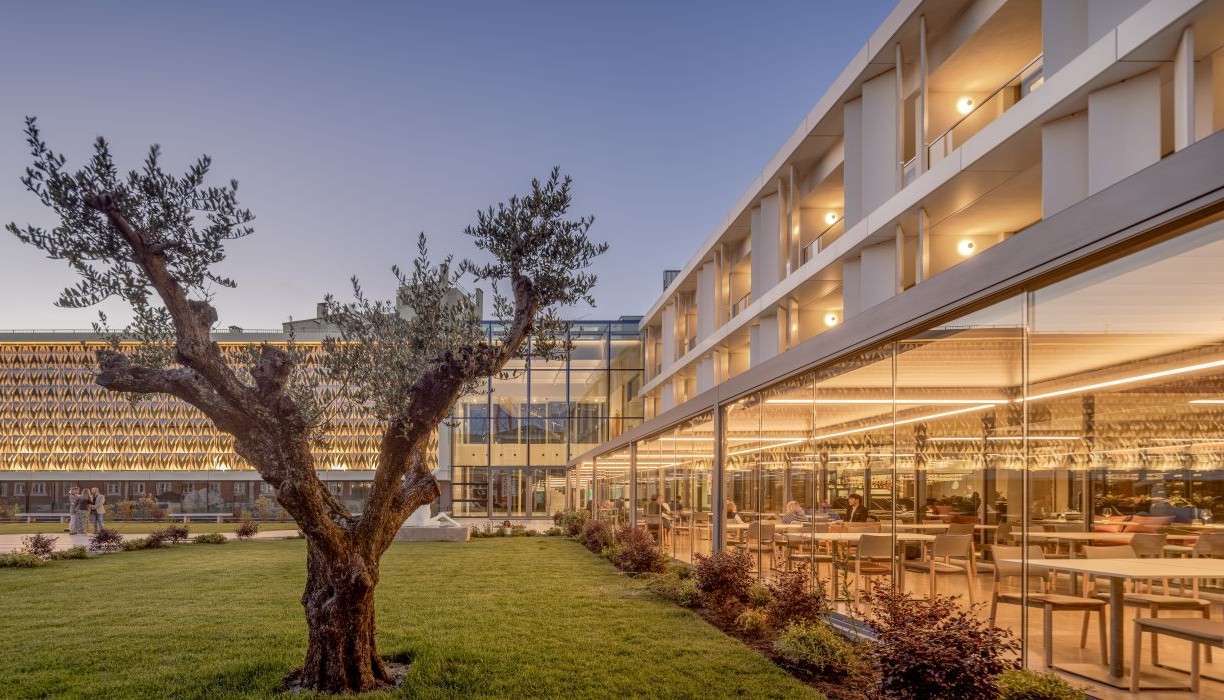 Jardin de l'hôtel et musée MACAM de Lisbonne ©️Fernando Guerra