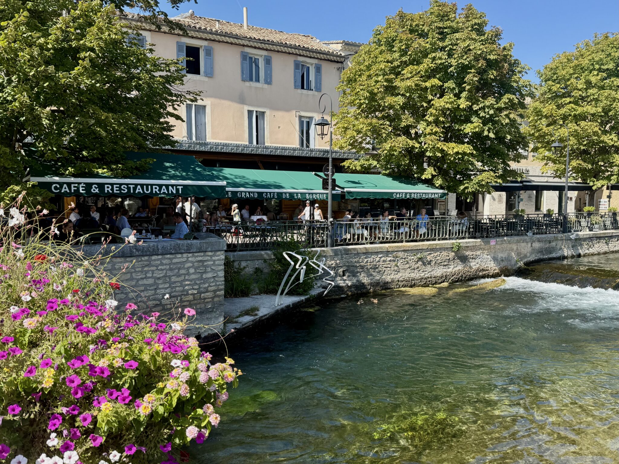 Se promener sur les quais de la Sorgue © E. Laveran