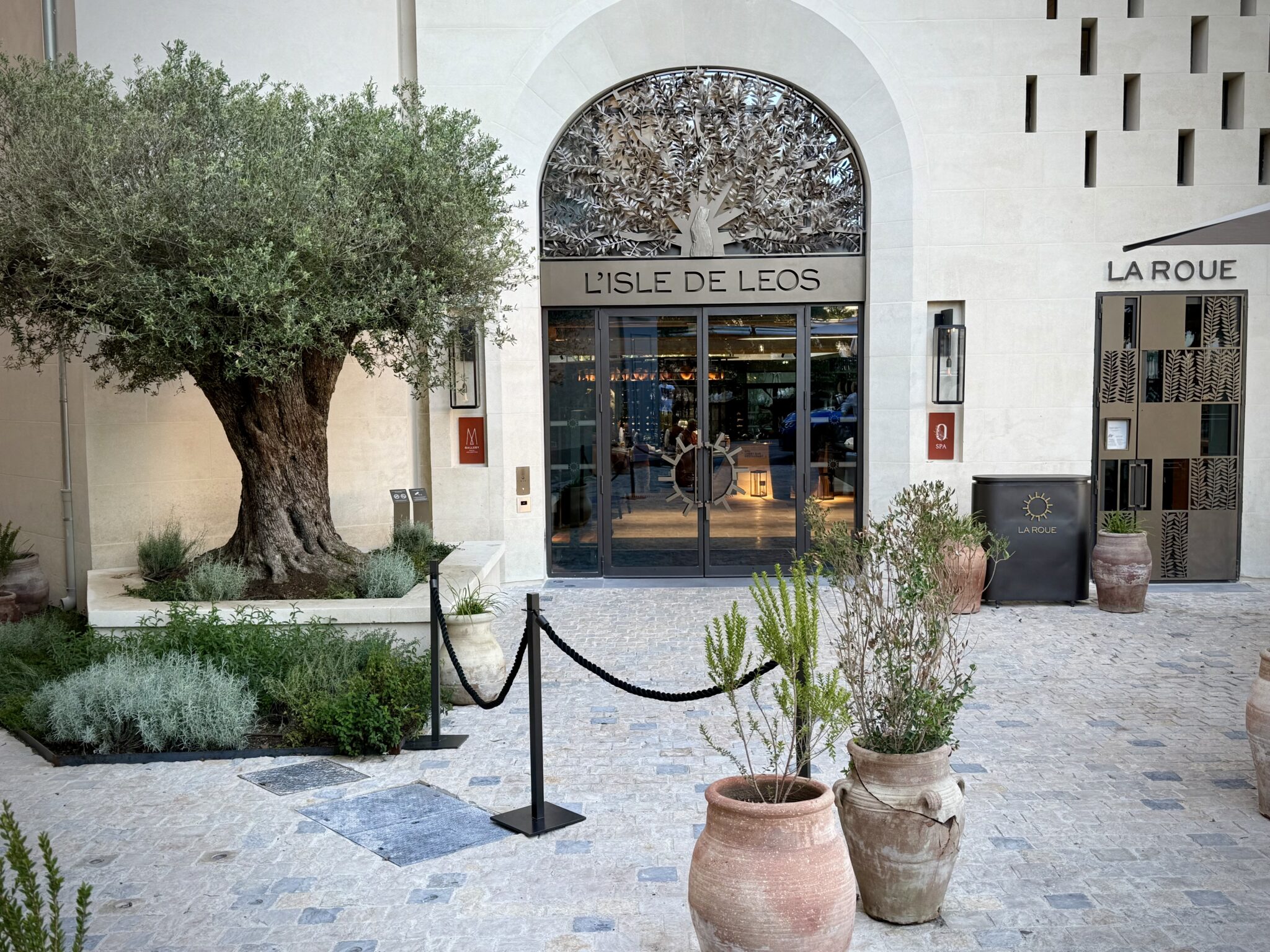 L'entrée du nouvel hôtel l'Isle de Leos, hôtel de luxe à L'Isle sur Sorgue © E Laveran