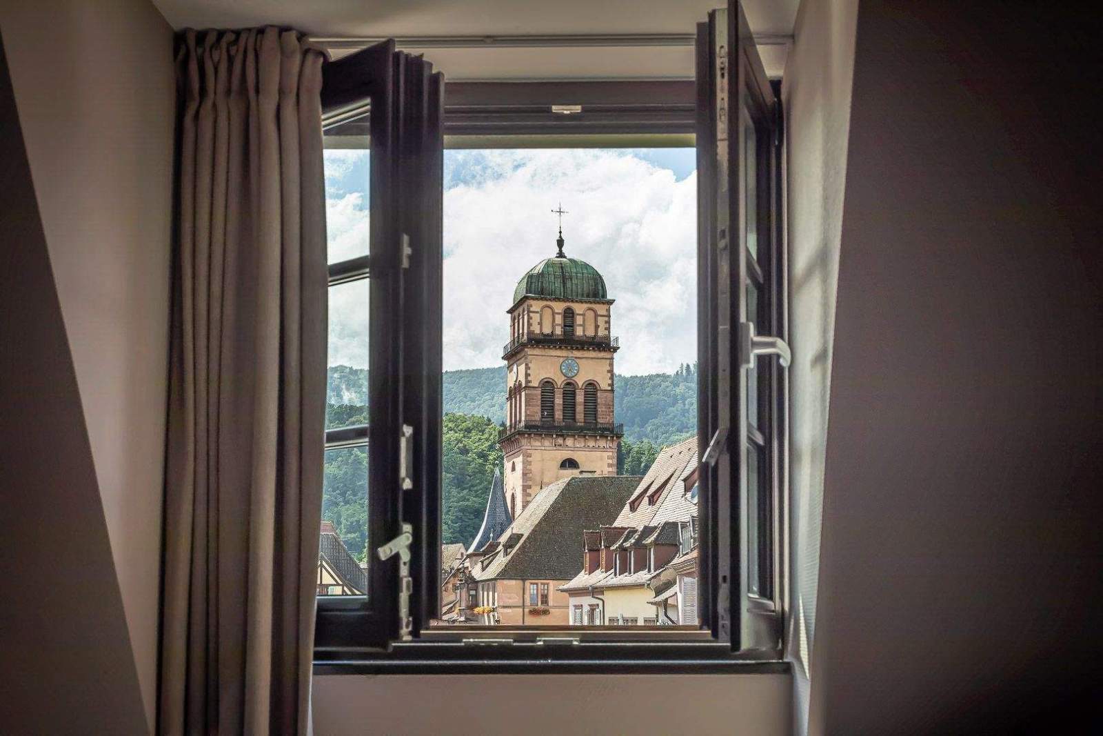 Un hôtel niché dans un petit village typique, sur la route des vins d'Alsace © Le Chambard 
