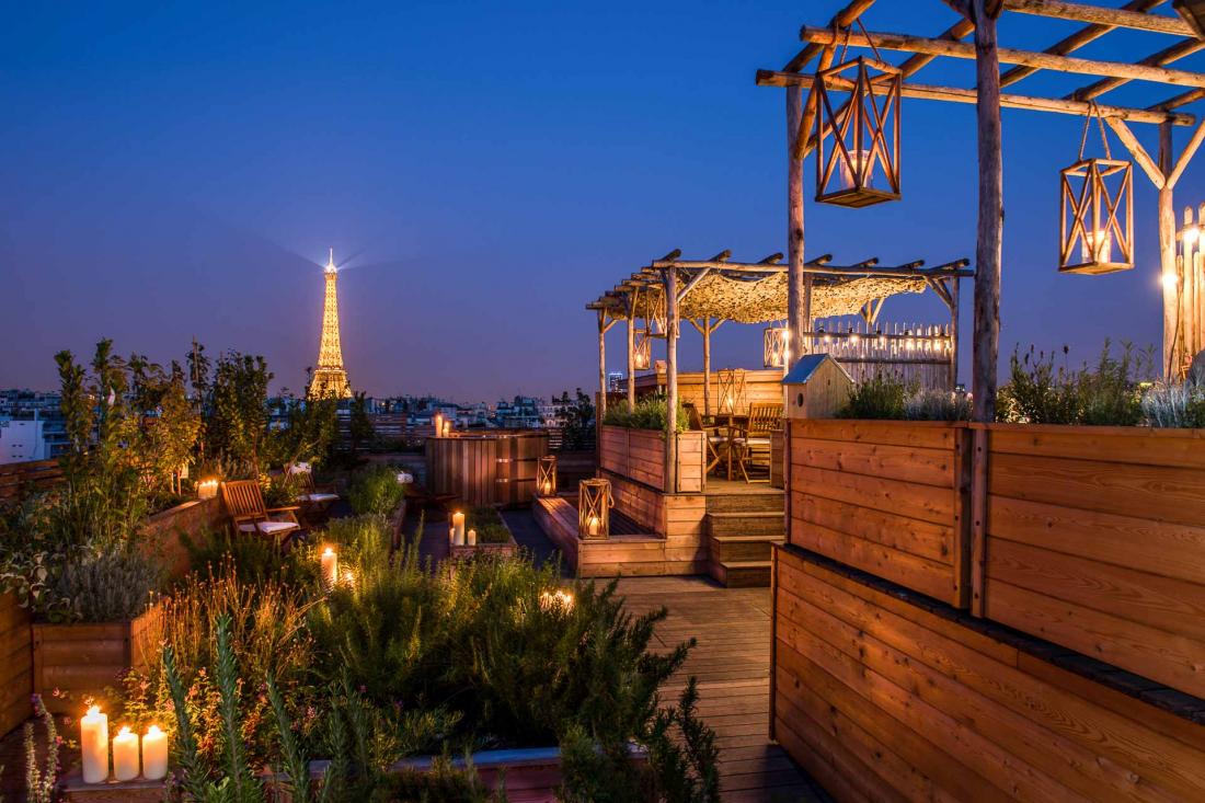 Le rooftop avec vue sur la Tour Eiffel © Guillaume de Laubier