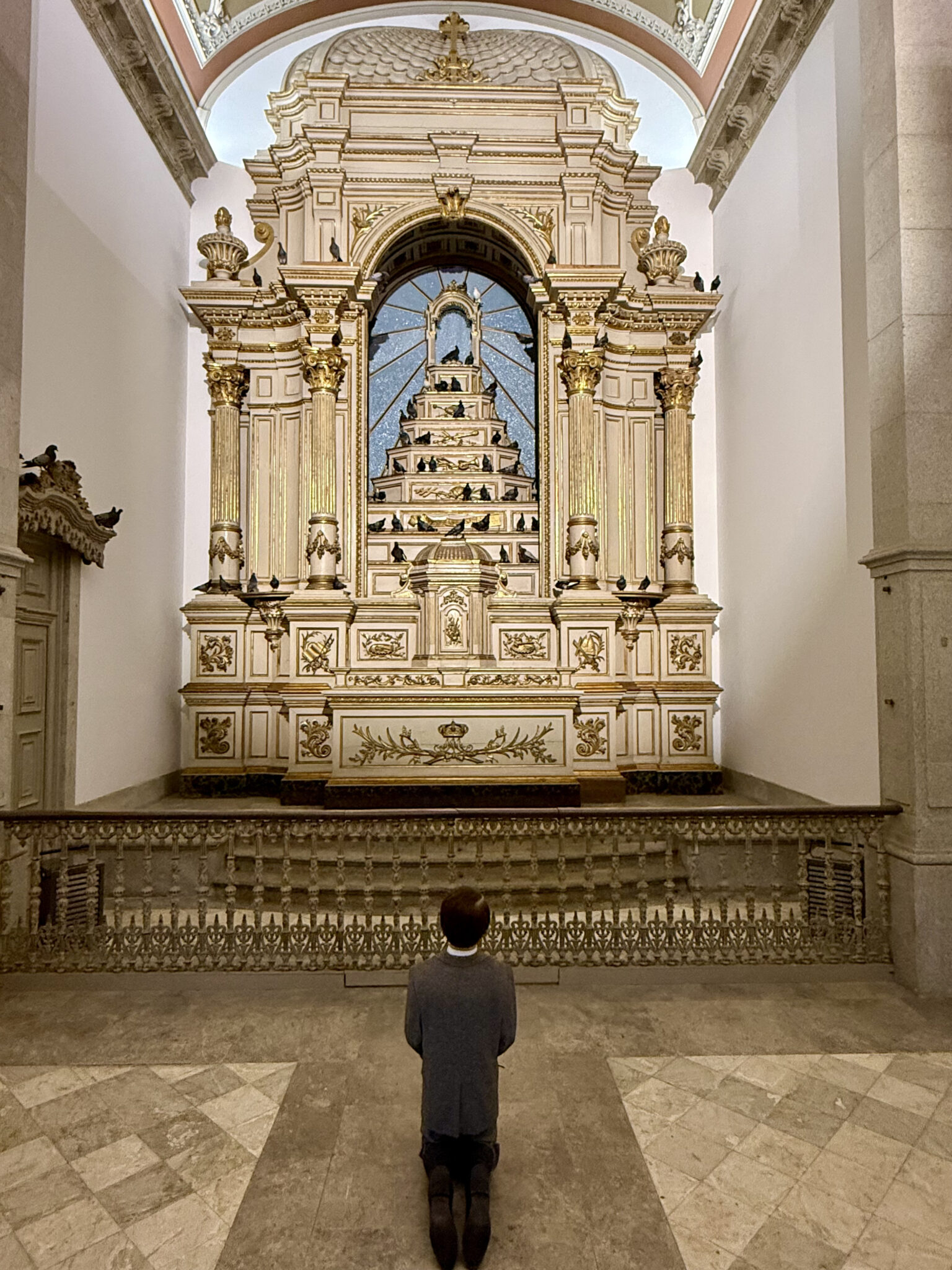 Ghosts, une œuvre constituée d’une trentaine de pigeons empaillés © Emmanuel Laveran
