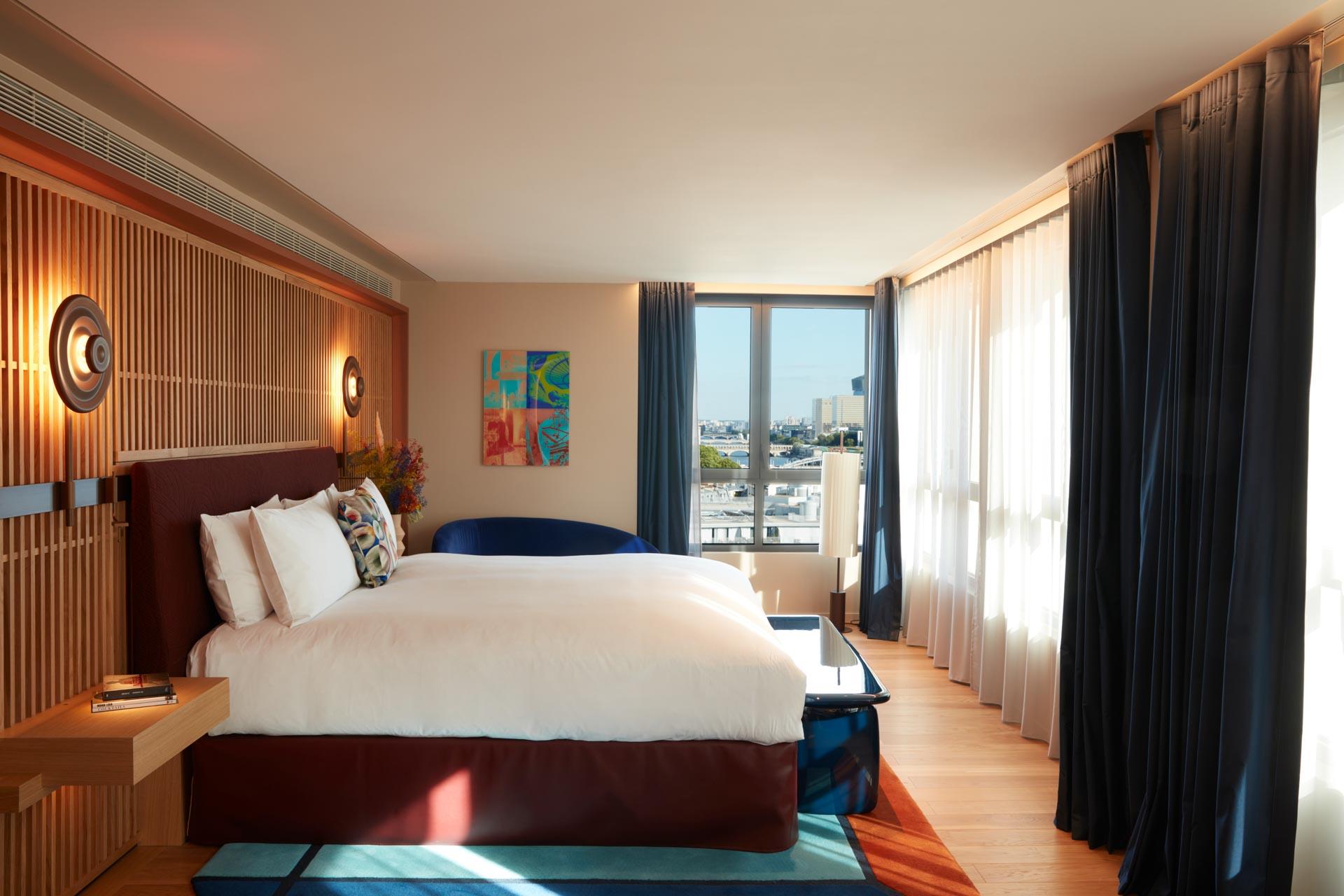 Une chambre dans l'hôtel avec vue sur la Seine