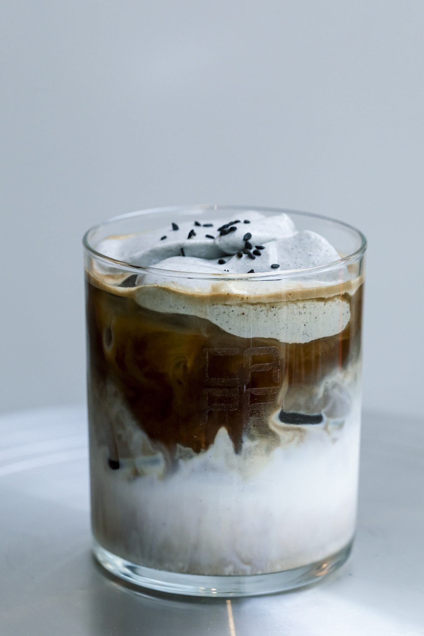 L'un des meilleurs coffee shop de Paris où boire un sésame latte © Kim Akrich