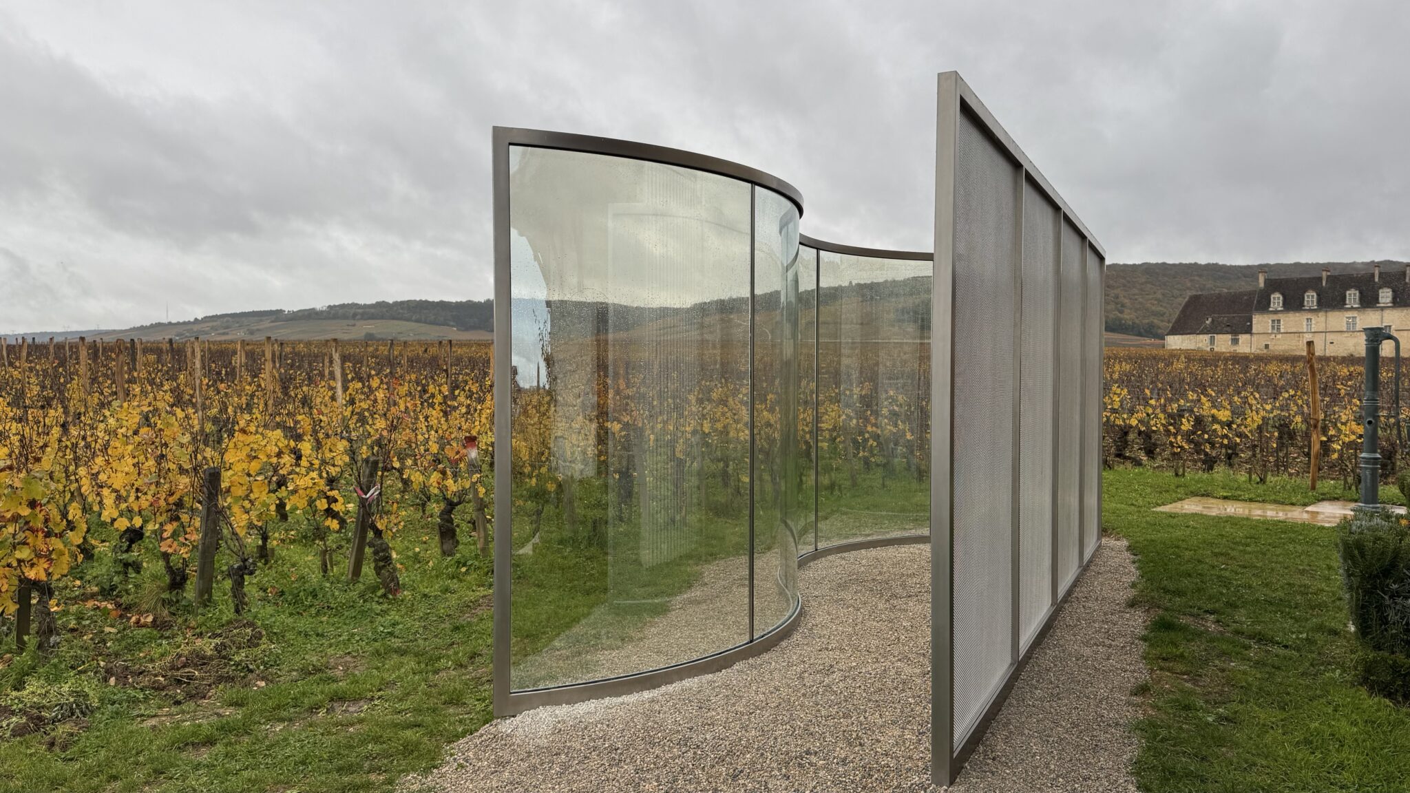 L'oeuvre de Dan Graham entre les vignes © Maïa Morgensztern